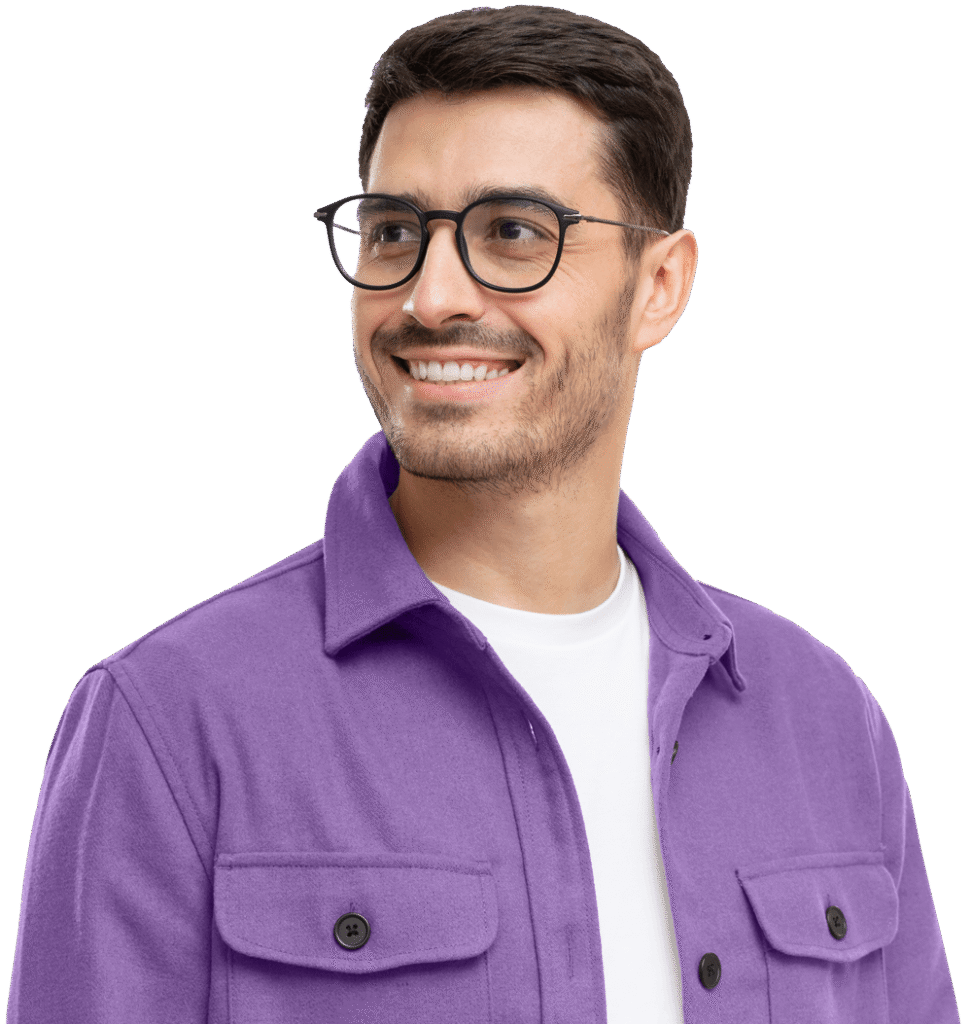 Chico sonriendo con lentes