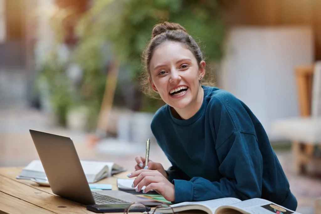 Chica estudiando en su laptop